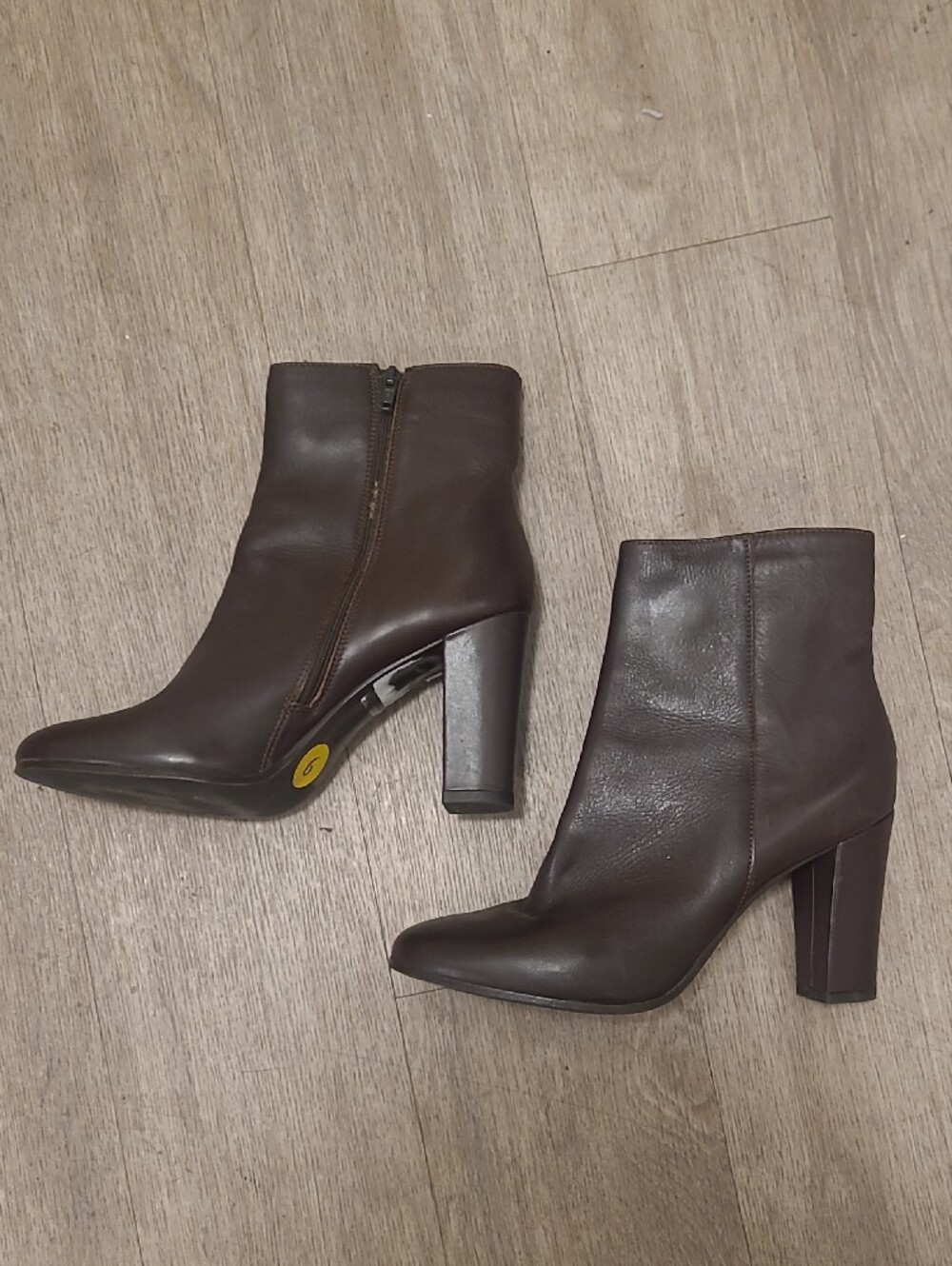NEW WITHOUT TAGS Classic Women's Brown Leather Ankle Boots with Side Zip - Picture 2 of 5